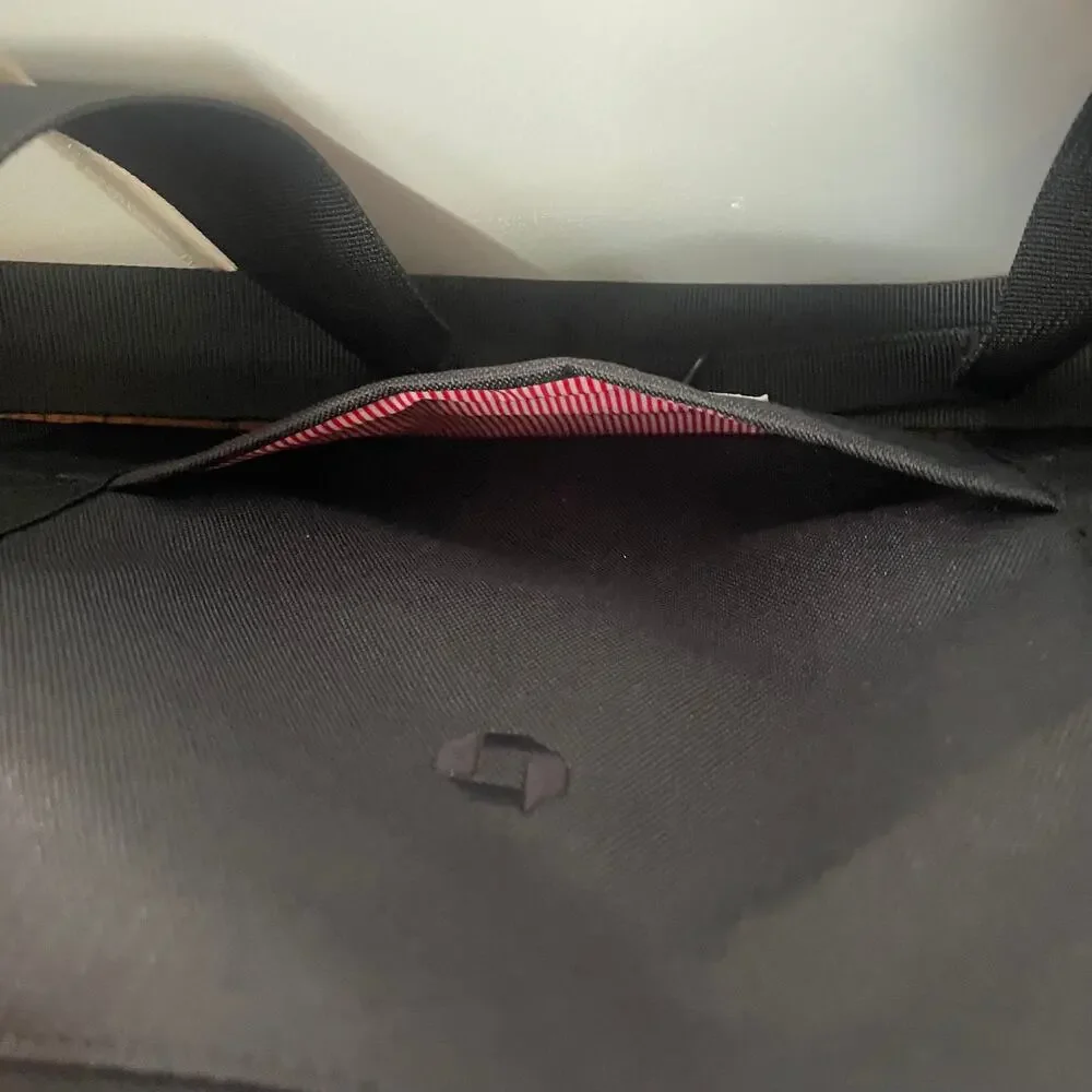Herschel Supply Black Sutton Gym Travel Weekender Duffle Bag NWT Size L